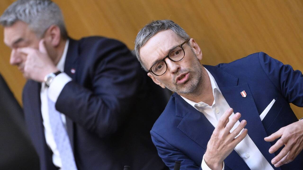 Ein nicht ganz ungewohntes Bild: FPÖ-Klubchef Herbert Kickl in Angriffslaune, während sich Bundeskanzler Karl Nehammer in Gelassenheit übt ... 