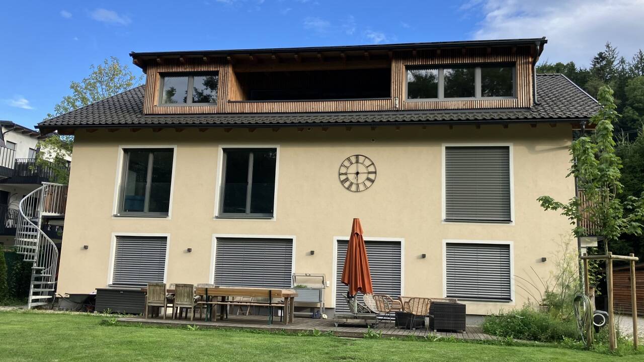 Die alten Gemäuer haben außen ein zusätzliches Holzständerwerk erhalten, das mit Holzweichfaserdämmplatten verkleidet und verputzt wurde, der Zwischenraum wurde mit Zellulosedämmstoff ausgeblasen. Das Gebäude kann nun mit einem guten Wohnklima und hohen Dämmwerten aufwarten. Der ältere Teil des Gebäudes stammt aus dem Jahr 1905, der neuere aus 1964. Jetzt wurde daraus ein Niedrigenergiehaus.  Die alten Gemäuer haben außen ein zusätzliches Holzständerwerk erhalten, das mit Holzweichfaserdämmplatten verkleidet und verputzt wurde, der Zwischenraum wurde mit Zellulosedämmstoff ausgeblasen. Das Gebäude kann nun mit einem guten Wohnklima und hohen Dämmwerten aufwarten. Der ältere Teil des Gebäudes stammt aus dem Jahr 1905, der neuere aus 1964. Jetzt wurde daraus ein Niedrigenergiehaus.
