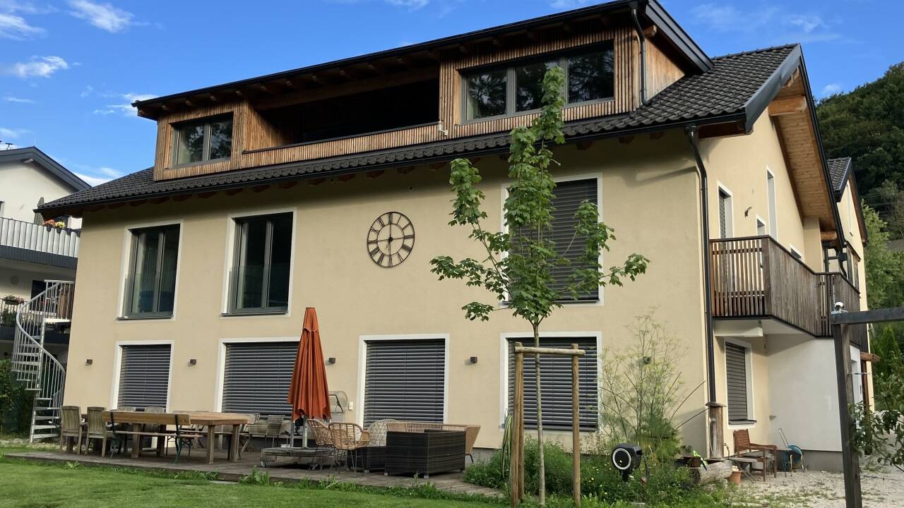 Die alten Gemäuer haben außen ein zusätzliches Holzständerwerk erhalten, das mit Holzweichfaserdämmplatten verkleidet und verputzt wurde, der Zwischenraum wurde mit Zellulosedämmstoff ausgeblasen. Das Gebäude kann nun mit einem guten Wohnklima und hohen Dämmwerten aufwarten. Der ältere Teil des Gebäudes stammt aus dem Jahr 1905, der neuere aus 1964. Jetzt wurde daraus ein Niedrigenergiehaus.  Die alten Gemäuer haben außen ein zusätzliches Holzständerwerk erhalten, das mit Holzweichfaserdämmplatten verkleidet und verputzt wurde, der Zwischenraum wurde mit Zellulosedämmstoff ausgeblasen. Das Gebäude kann nun mit einem guten Wohnklima und hohen Dämmwerten aufwarten. Der ältere Teil des Gebäudes stammt aus dem Jahr 1905, der neuere aus 1964. Jetzt wurde daraus ein Niedrigenergiehaus.