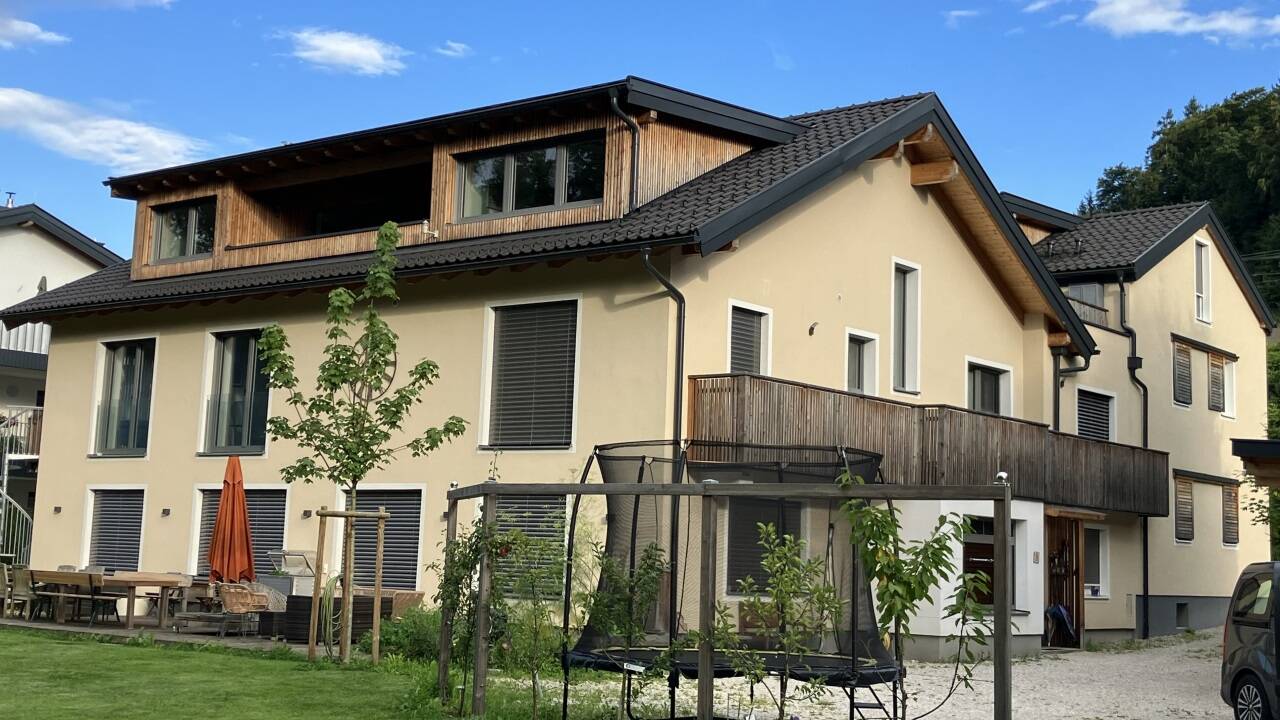 Die alten Gemäuer haben außen ein zusätzliches Holzständerwerk erhalten, das mit Holzweichfaserdämmplatten verkleidet und verputzt wurde, der Zwischenraum wurde mit Zellulosedämmstoff ausgeblasen. Das Gebäude kann nun mit einem guten Wohnklima und hohen Dämmwerten aufwarten. Der ältere Teil des Gebäudes stammt aus dem Jahr 1905, der neuere aus 1964. Jetzt wurde daraus ein Niedrigenergiehaus.  Die alten Gemäuer haben außen ein zusätzliches Holzständerwerk erhalten, das mit Holzweichfaserdämmplatten verkleidet und verputzt wurde, der Zwischenraum wurde mit Zellulosedämmstoff ausgeblasen. Das Gebäude kann nun mit einem guten Wohnklima und hohen Dämmwerten aufwarten. Der ältere Teil des Gebäudes stammt aus dem Jahr 1905, der neuere aus 1964. Jetzt wurde daraus ein Niedrigenergiehaus.