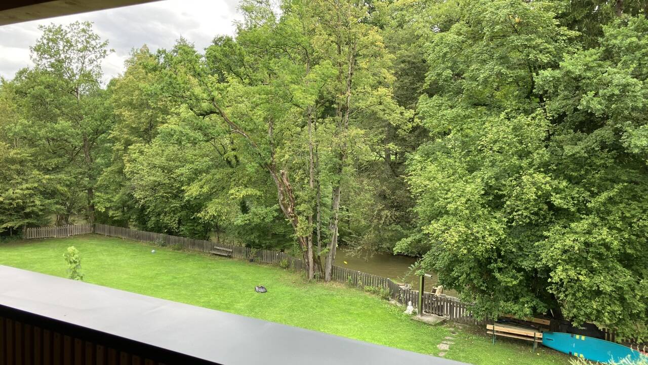 Blick auf den weitläufigen Garten und die Fischach.  Blick auf den weitläufigen Garten und die Fischach.
