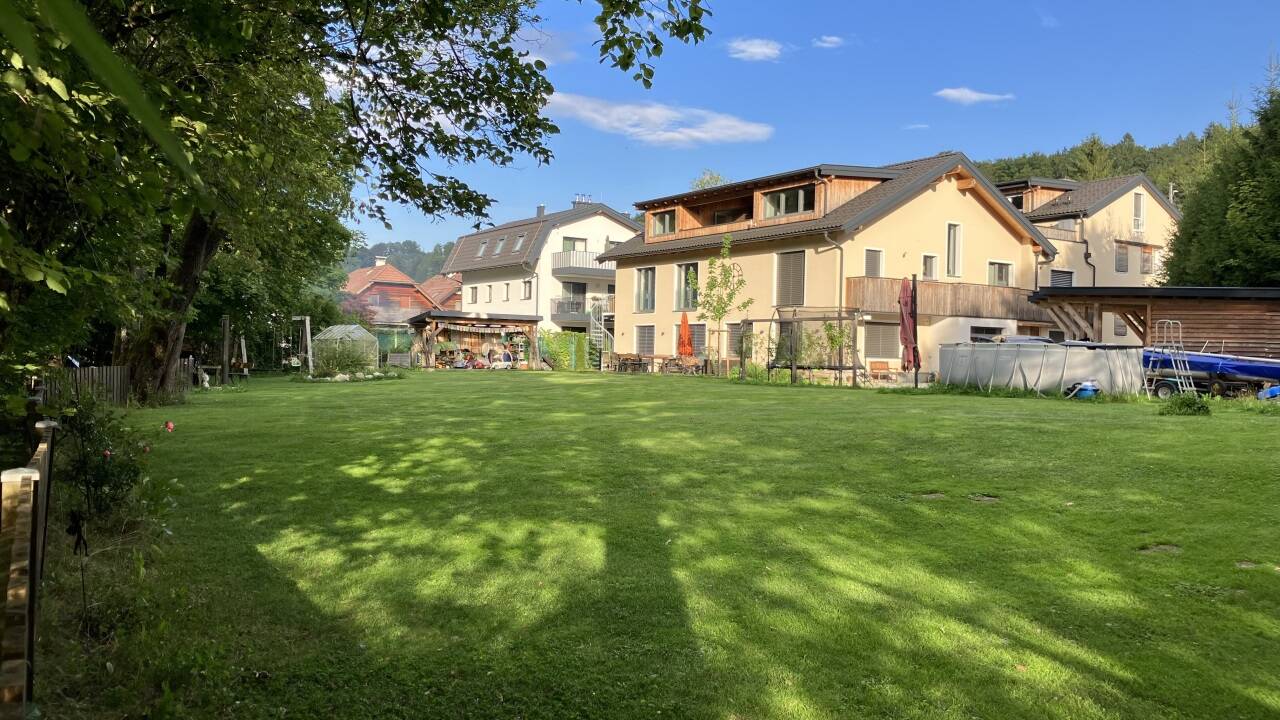 Blick von der Fischach Richtung Wohnhaus.  Blick von der Fischach Richtung Wohnhaus.