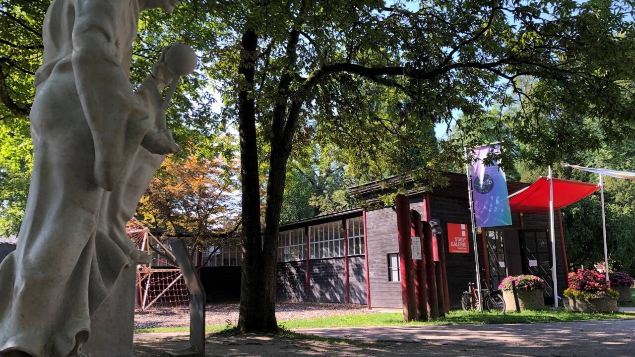 Der von Karl Mayr geplante Pavillon im Mirabellgarten auf der Seite der Schwarzstraße mit Josef Thoraks „Kopernikus“. 