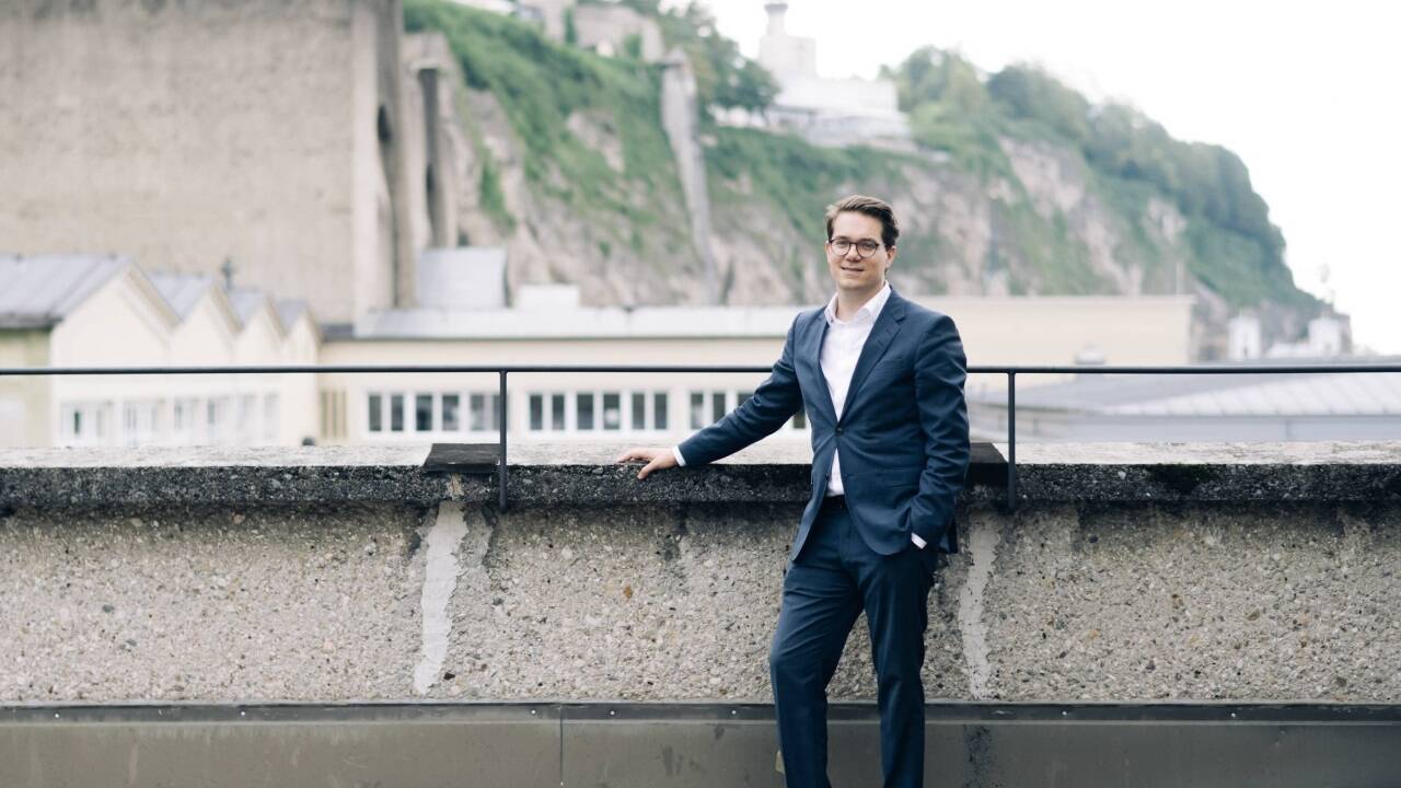 Lukas Crepaz, kaufmännischer Direktor der Salzburger Festspiele, vor dem Bühnenturm des Großen Festspielhauses und den Gebäuden von Werkstätten. Lukas Crepaz, kaufmännischer Direktor der Salzburger Festspiele, vor dem Bühnenturm des Großen Festspielhauses und den Gebäuden von Werkstätten.