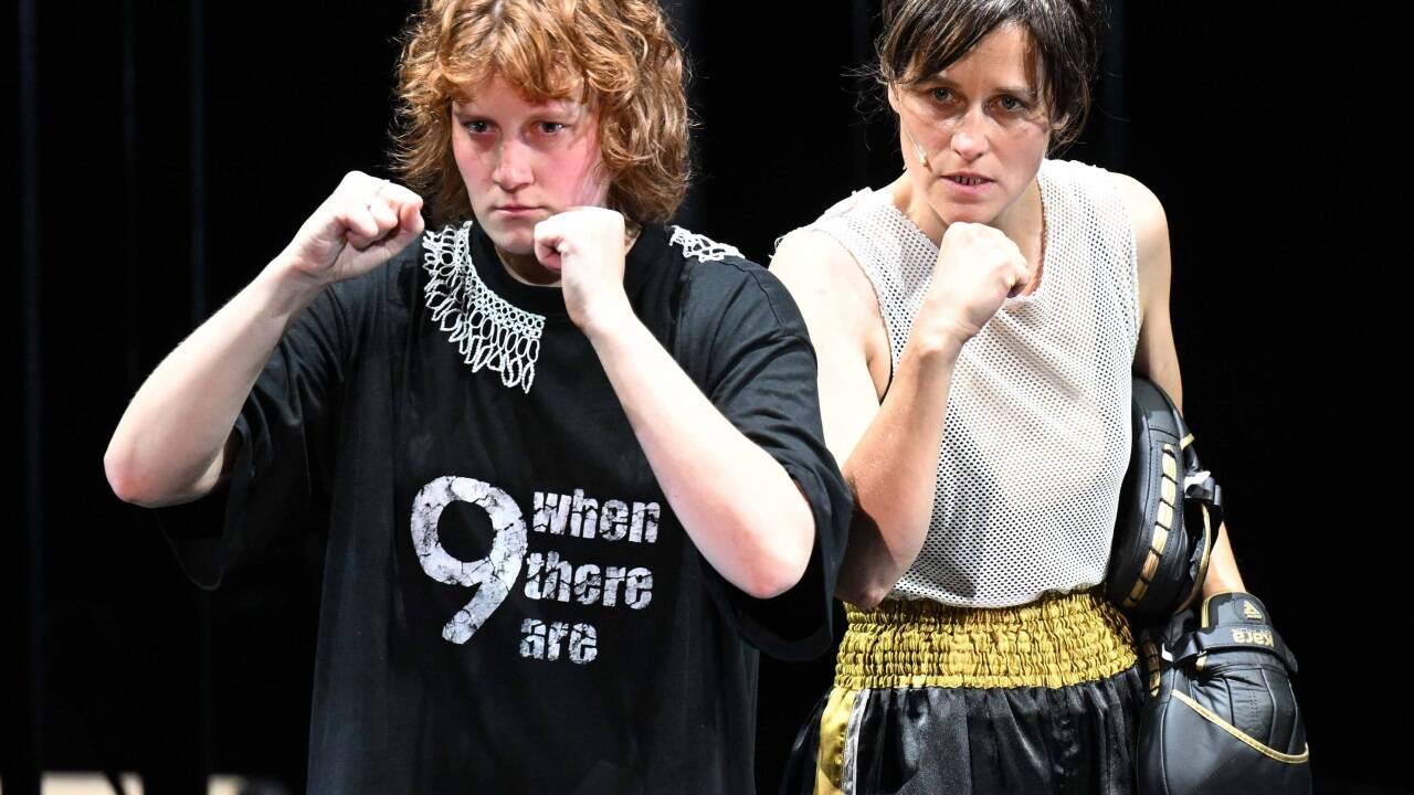 Nellie Fischer-Benson und Johanna Bantzer in „Die Wut, die bleibt“ bei den Salzburger Festspielen.  