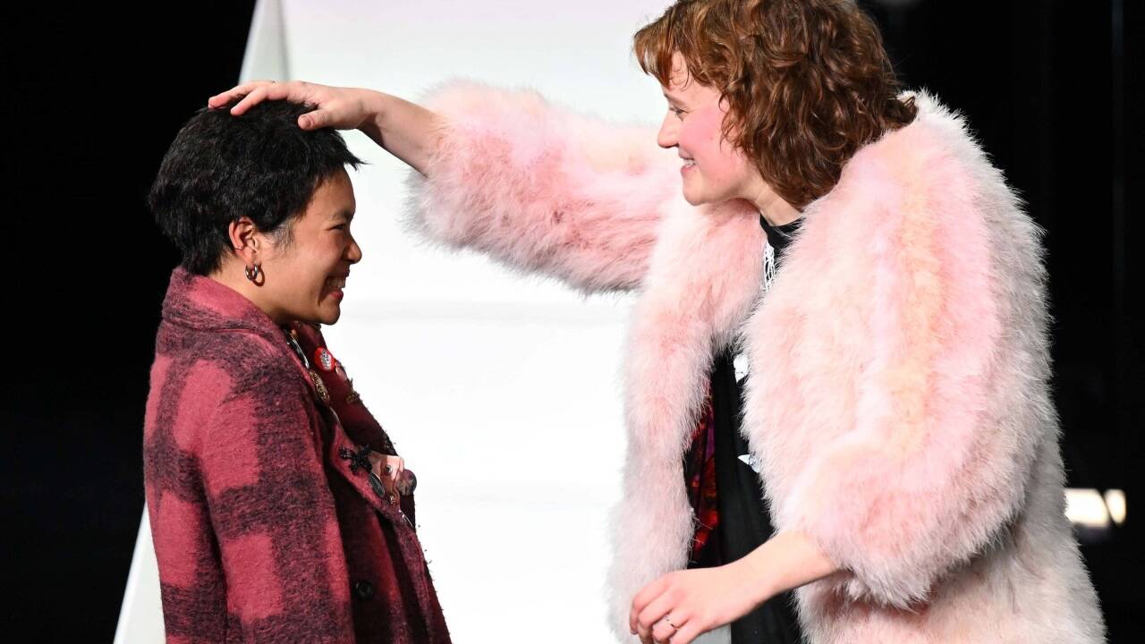 Nellie Fischer-Benson und Hanh Mai Thi Tran in „Die Wut, die bleibt“ bei den Salzburger Festspielen. 