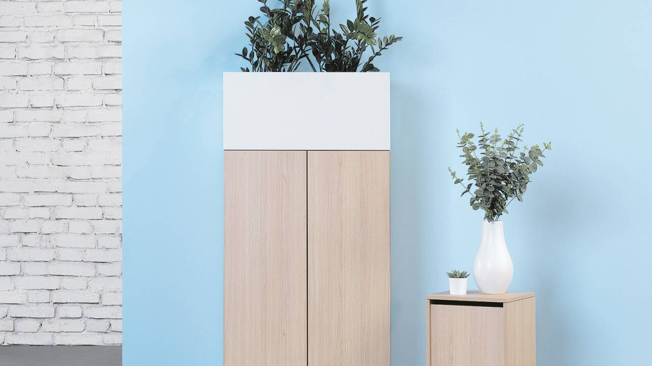 Mehr Grün im Büro durch die neue Zusammenarbeit von Büromöbelhersteller Hali und Gartencenterbetreiber Bellaflora. Das Möbelstück „Evergreen“ integriert Pflanzen in die Büroeinrichtung. 
