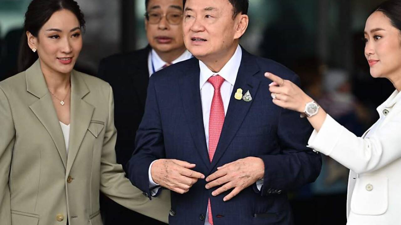 Thaksin Shinawatra bei der Ankunft am Flughafen von Bangkok 