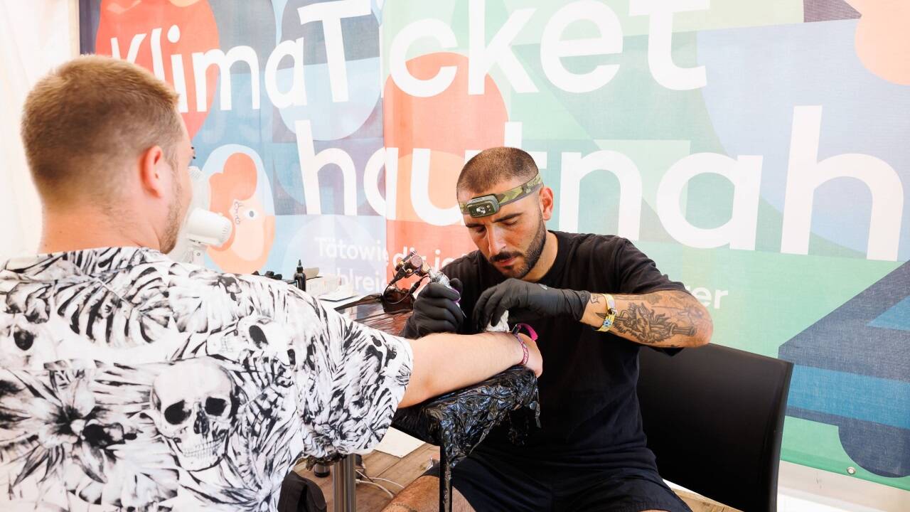 Am Frequency Festival gab es folgende Aktion: Besucher konnten sich gratis ein Tattoo stechen lassen. Die ersten drei haben das Klimaticket für ein Jahr kostenfrei erhalten.  