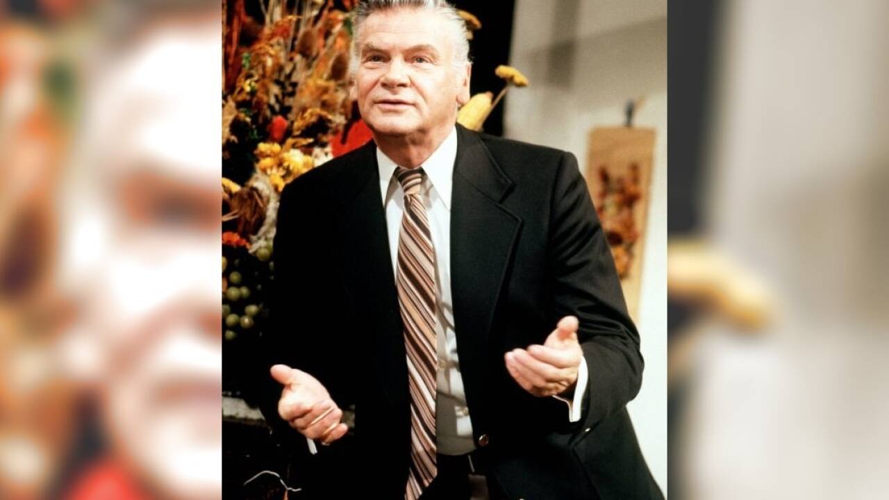 Er präsentierte in seinen Sendungen Jung- und Altstars, las Gedichte, sang auch selbst: Heinz Conrads. 