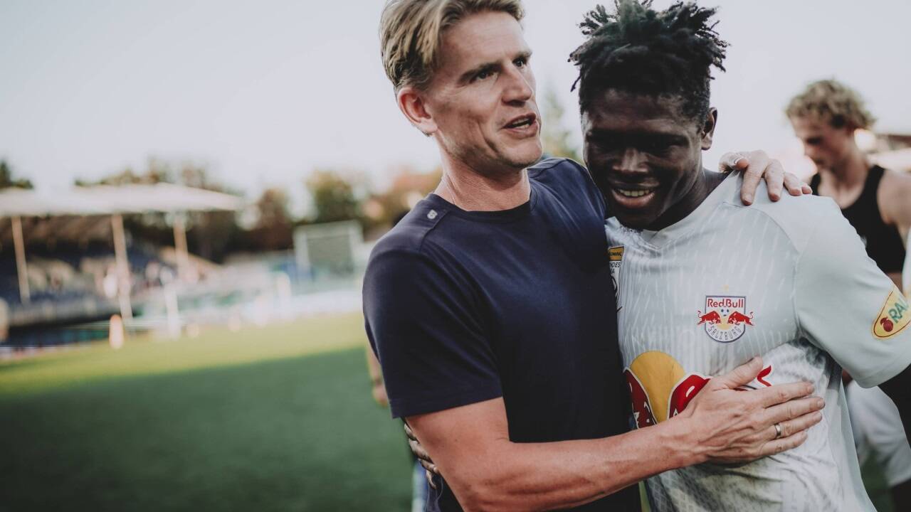 Der gegenseitige Respekt ist immens groß: Sportdirektor Christoph Freund mit Torjäger Karim Konaté. 