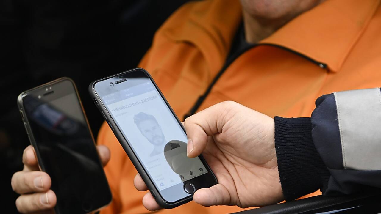 Beim digitalen Führerschein am Handy überprüft die Polizei mittels QR-Code, ob eine gültige Lenkberechtigung im Führerscheinregister des Innenministeriums vorliegt. Innerhalb Österreichs müssen Fahrzeuglenkerinnen und -lenker daher keinen physischen Nachweis in Papier- oder Scheckkartenform mehr erbringen. Beim digitalen Führerschein am Handy überprüft die Polizei mittels QR-Code, ob eine gültige Lenkberechtigung im Führerscheinregister des Innenministeriums vorliegt. Innerhalb Österreichs müssen Fahrzeuglenkerinnen und -lenker daher keinen physischen Nachweis in Papier- oder Scheckkartenform mehr erbringen.