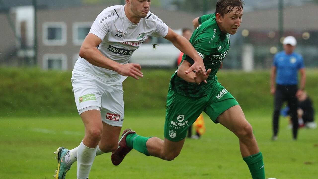 Eugendorfs Christoph Kloiber (l.) half im zentralen Mittelfeld aus und überzeugte. 