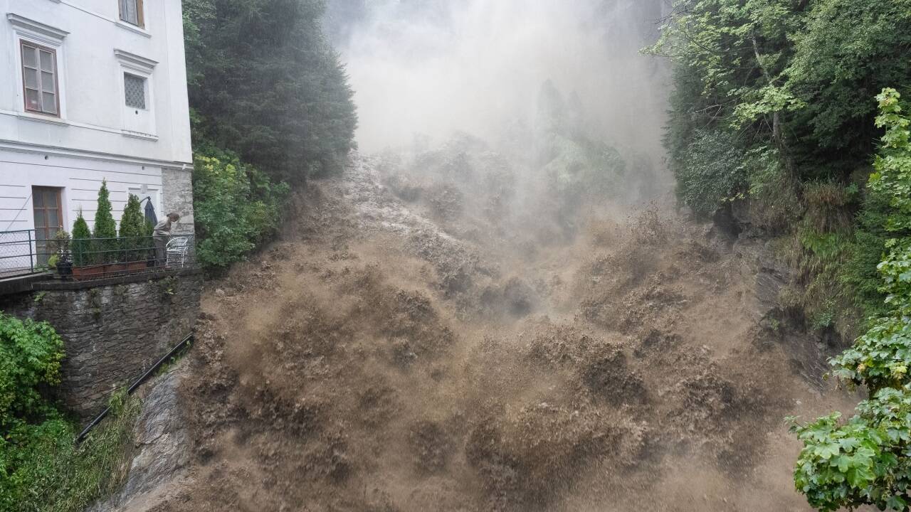 Der braune Wasserfall – extreme Lage in Bad Gastein am Montag. 