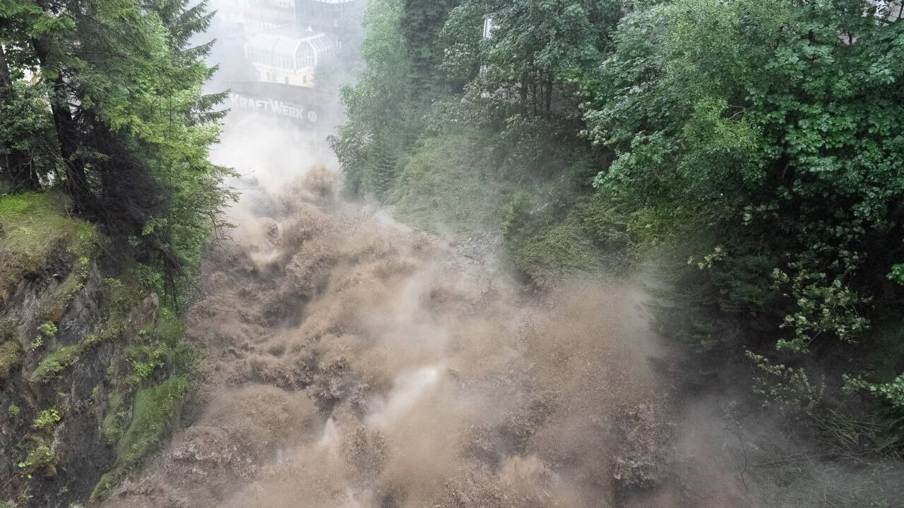 Der braune Wasserfall – extreme Lage in Bad Gastein am Montag. 