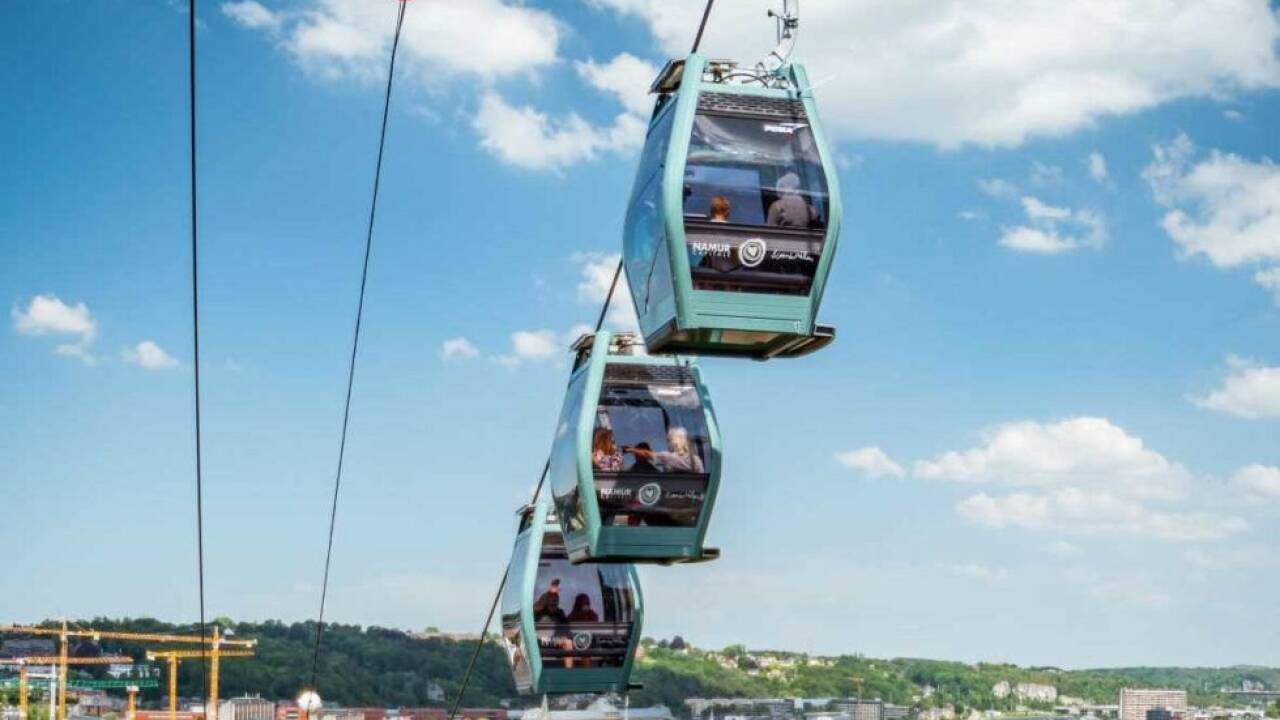 Die Telepherique in Namur (Belgien) überquert den Fluss Sambre. Durch den Einbau von sechs Gondeln konnte die Kapazität von 300 auf 400 Fahrgäste pro Stunde erhöht werden.  