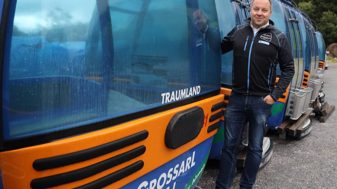 Reiteralm-Geschäftsführer Daniel Berchthaller mit den Gondeln, die künftig Skifahrer auf die Fageralm bringen sollen.   Reiteralm-Geschäftsführer Daniel Berchthaller mit den Gondeln, die künftig Skifahrer auf die Fageralm bringen sollen.