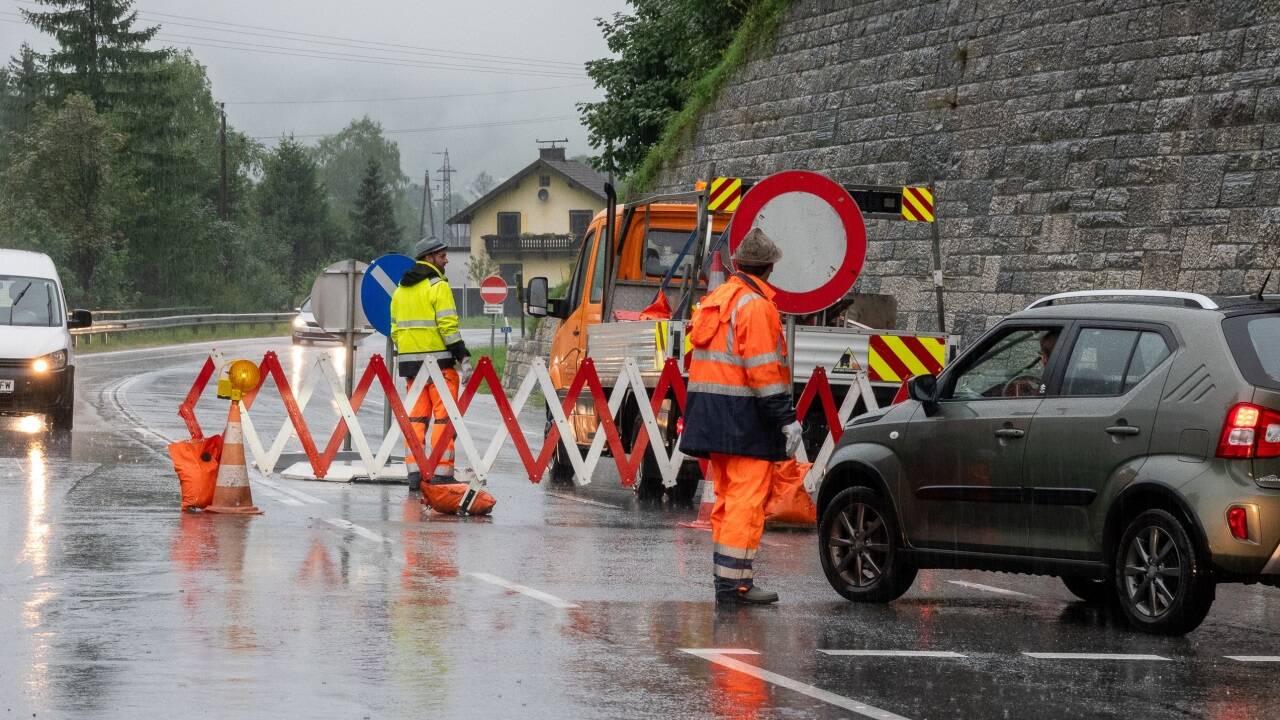 Straßensperre im Gasteiner Tal: Die Landesstraße war am Montagabend nur mehr einspurig befahrbar. In Großarl war die Bundesstraße zeitweise komplett gesperrt. 