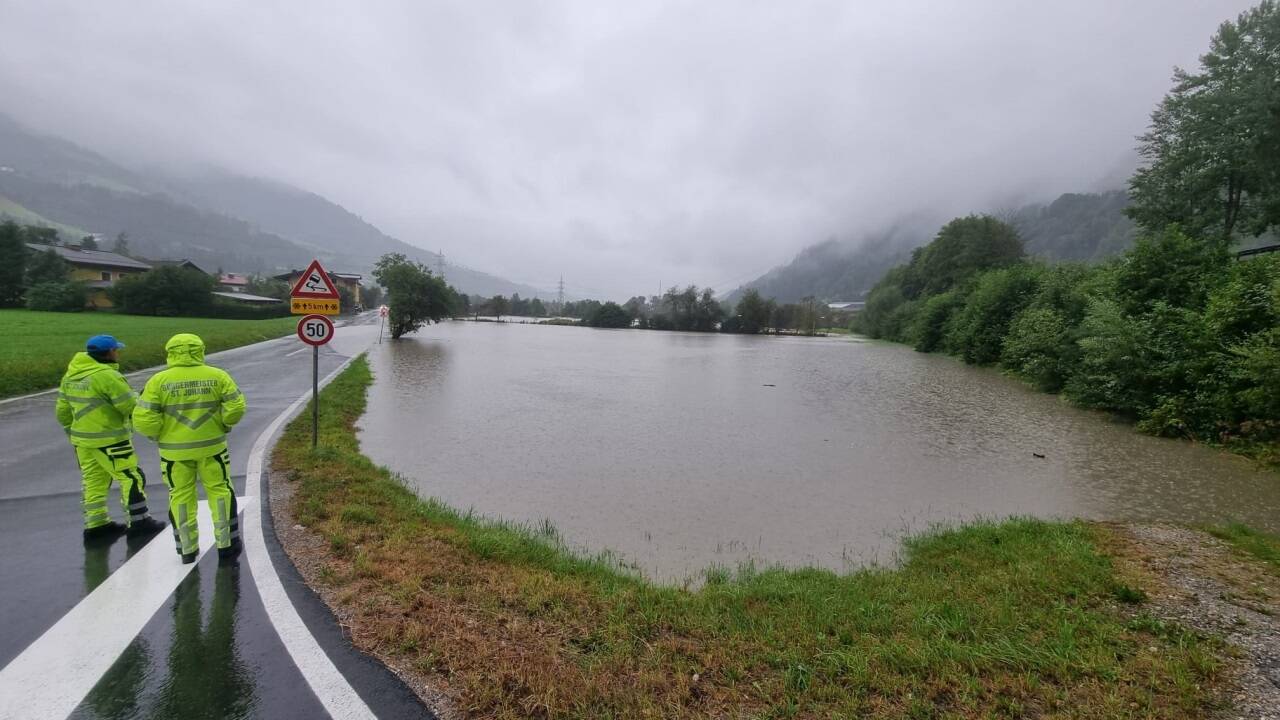 In St. Johann im Pongau ist die freiwillige Feuerwehr seit den Mittagsstunden am Montag im Dauereinsatz.  