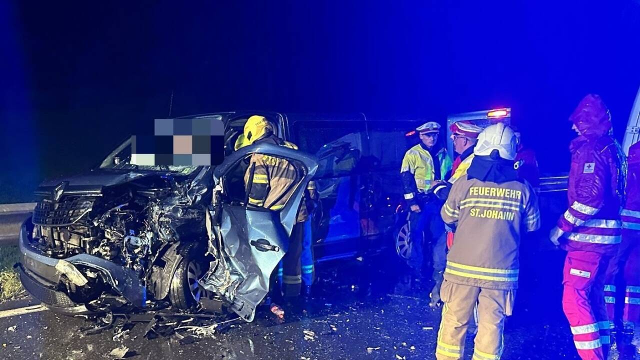 In den Morgenstunden kollidierte auf der B311 ein Pkw mit einem Kleinbus. 