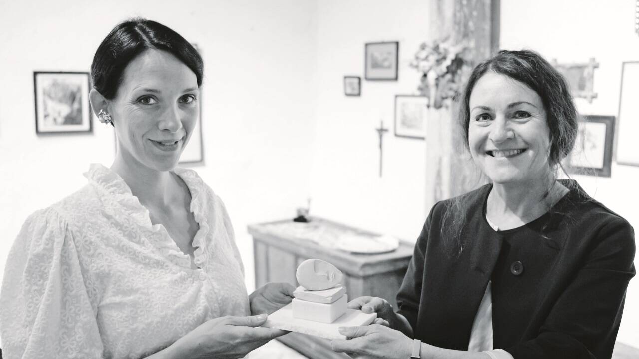 Katharina Zeller (links), Vizebürgermeisterin von Meran und Monika Hartl mit der Plastik „Tempus Fugit“.  Katharina Zeller (links), Vizebürgermeisterin von Meran und Monika Hartl mit der Plastik „Tempus Fugit“.