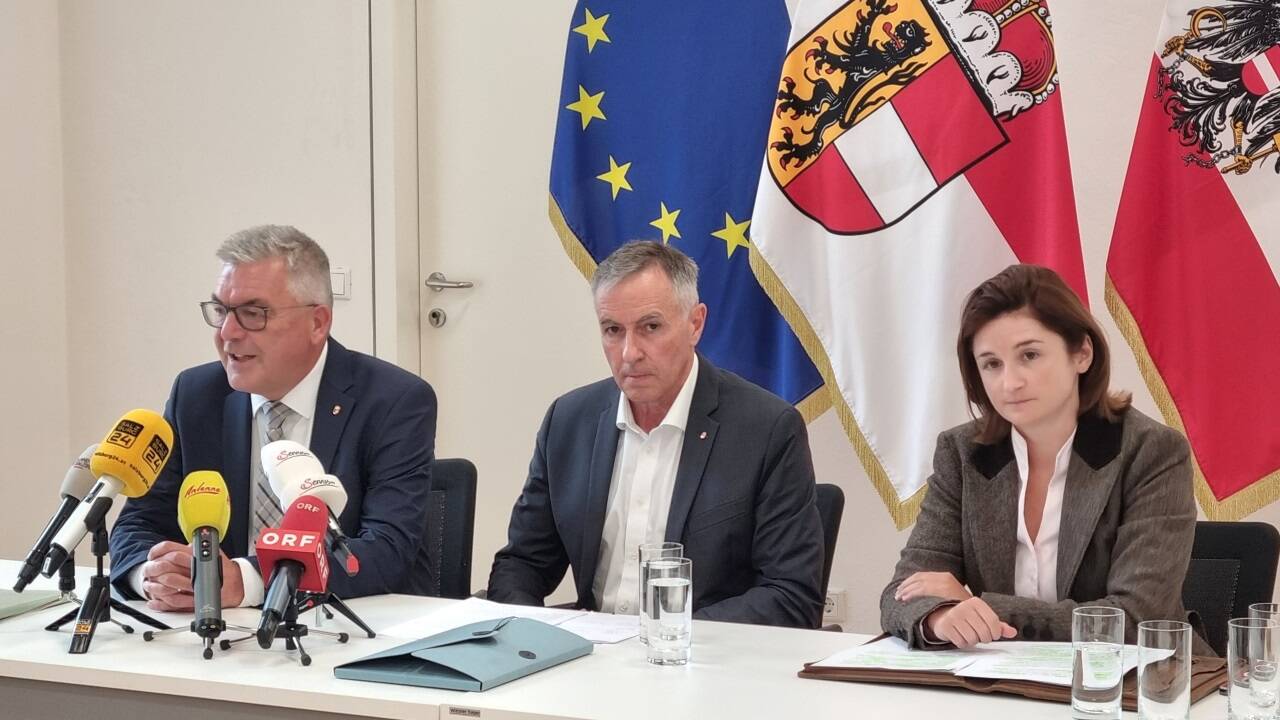 Landesrat Josef Schwaiger (ÖVP) und LH-Stv. Marlene Svazek (FPÖ) präsentierten am Dienstag die neuen Pläne im Asylmanagement mit Anton Holzer.  