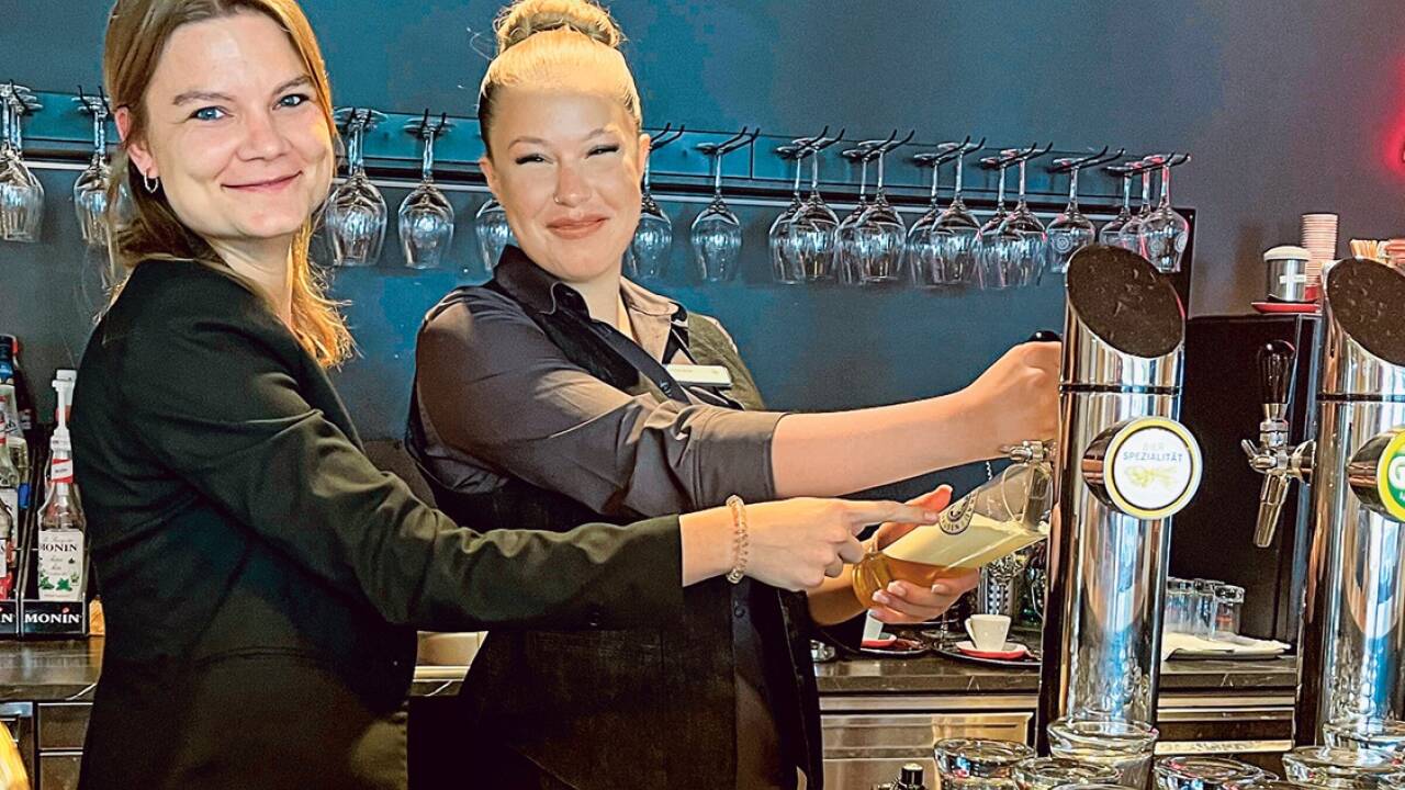 Die stellvertretende Hotelleiterin Yara Langthaller (rechts) mit Lehrling Emma-Lina (links) vom Jufa Hotel in Salzburg hat am ÖHV-Kurs teilgenommen: „Man bekommt mehr Verständnis.“  