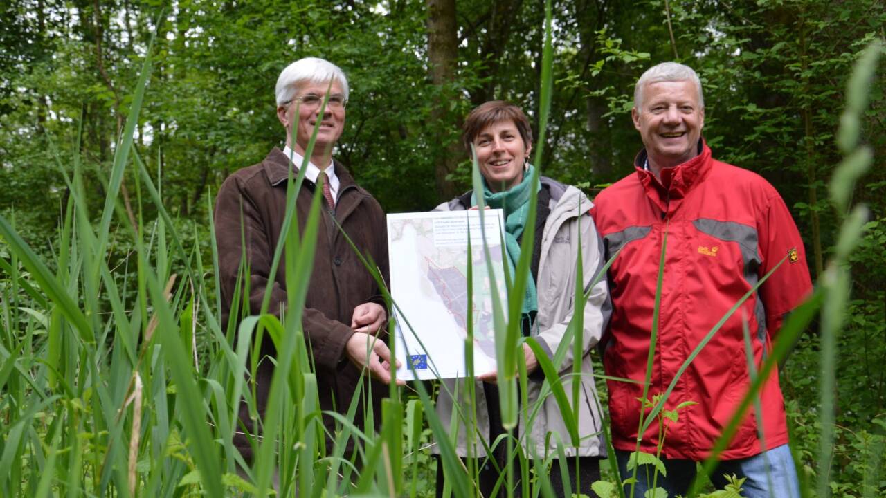 LH-Stv. Astrid Rössler hat gemeinsam mit dem Nußdorfer Bgm. Hans Ganisl (r.) und dem ehemaligen Grundbesitzer Franz-Josef Auersperg-Trautson am Donnerstag den Naturpark Salzachauen in Nußdorf-Weitwörth der Öffentlichkeit vorgestellt.  