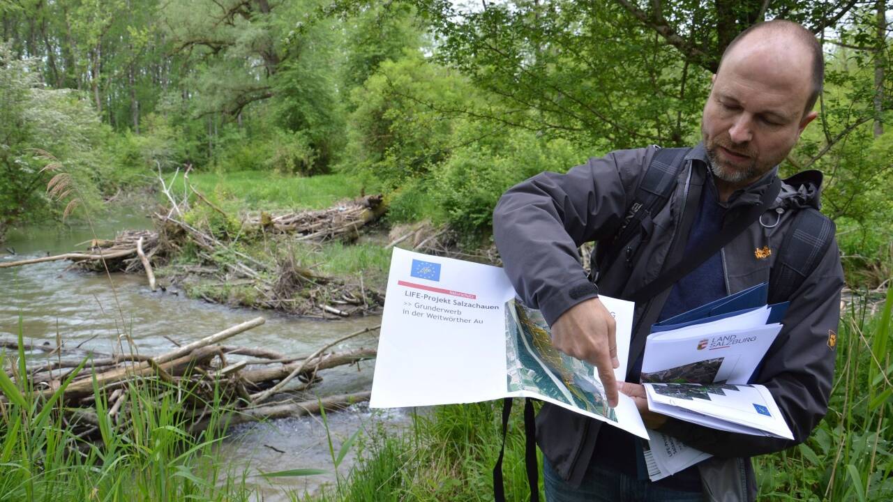 Bernhard Riehl von der Landes-Naturschutzabteilung leitet das Projekt          Naturpark Salzachauen.  