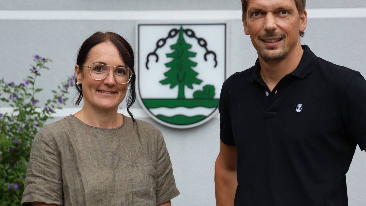 Martina Rettensteiner und Bgm. Josef Kocher.  