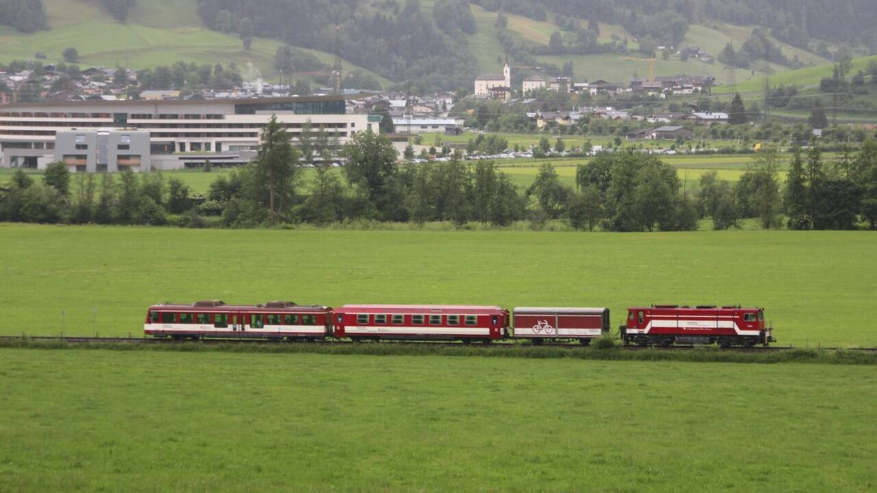 Eine Garnitur der Pinzgauer Lokalbahn auf Höhe der Gemeinde Kaprun in Fahrtrichtung Krimml . 
