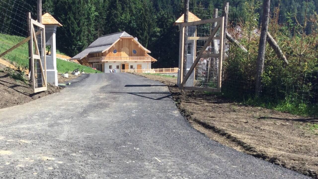 Der Stein des Anstoßes: der neue Hof und die Zufahrt am Gaisberg. 