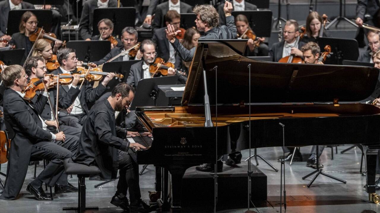 Pianist Igor Levit, Dirigent Jakub Hrusa und die Wiener Philharmoniker im Großen Festspielhaus. 