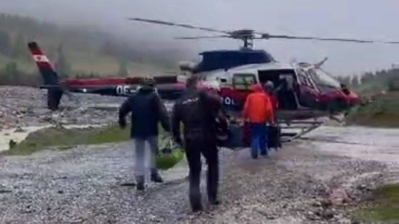 Evakuierung Eingeschlossener mit dem Polizeihubschrauber. 
