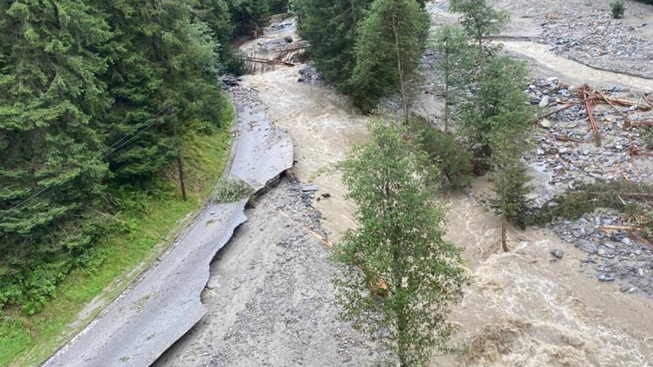 Die Straße nach Kolm-Saigurn ist teilweise zerstört. Gäste wurden ausgeflogen. 