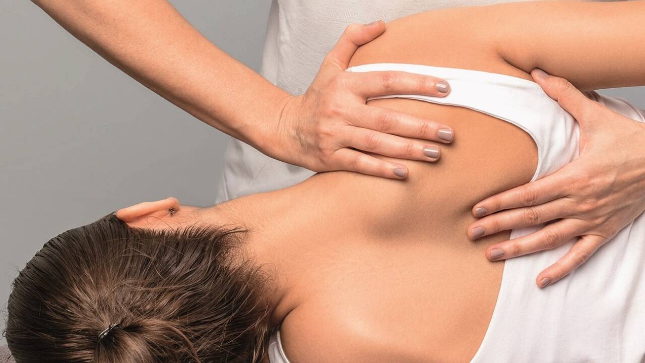 Osteopathinnen und Osteopathen arbeiten vor allem mit ihren Händen. 