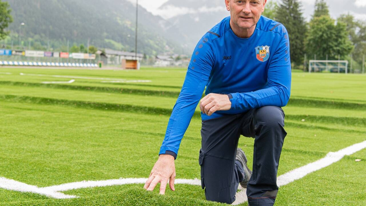 Bad Hofgasteins Obmann Rudolf Röck auf dem seit Anfang der Woche unbespielbaren Kunstrasenplatz.  