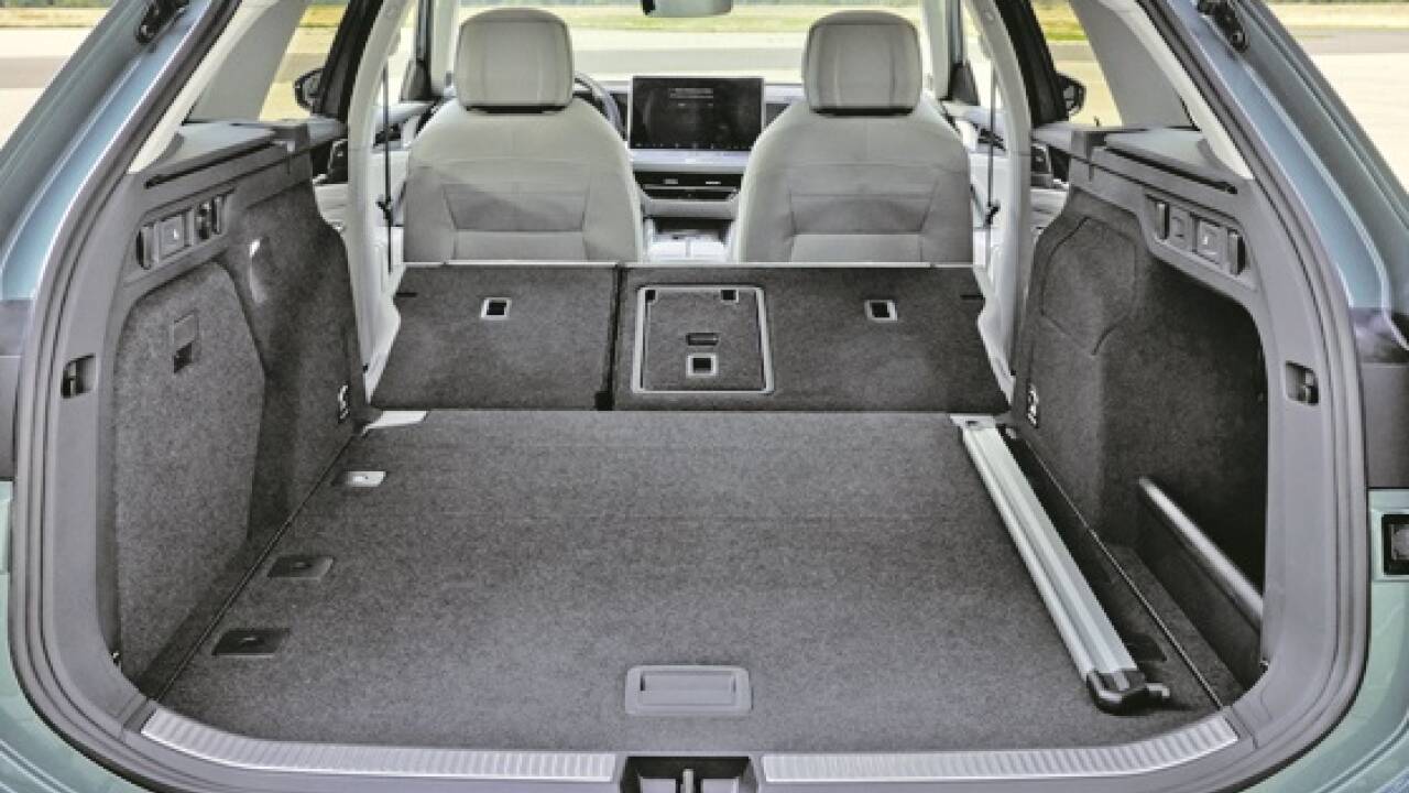 Mit knapp fünf Metern Länge ist der neue Passat ein komfortables Raumwunder – nun auch mit bis zu 100 Kilometern elektrischer Reichweite.   Mit knapp fünf Metern Länge ist der neue Passat ein komfortables Raumwunder – nun auch mit bis zu 100 Kilometern elektrischer Reichweite.