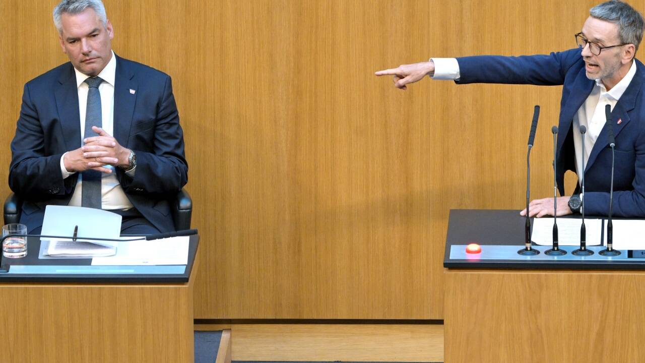 ÖVP-Obmann Karl Nehammer arbeitet daran, dem freiheitlichen Parteichef Herbert Kickl (rechts) die Wählerinnen und Wähler abspenstig zu machen.  
