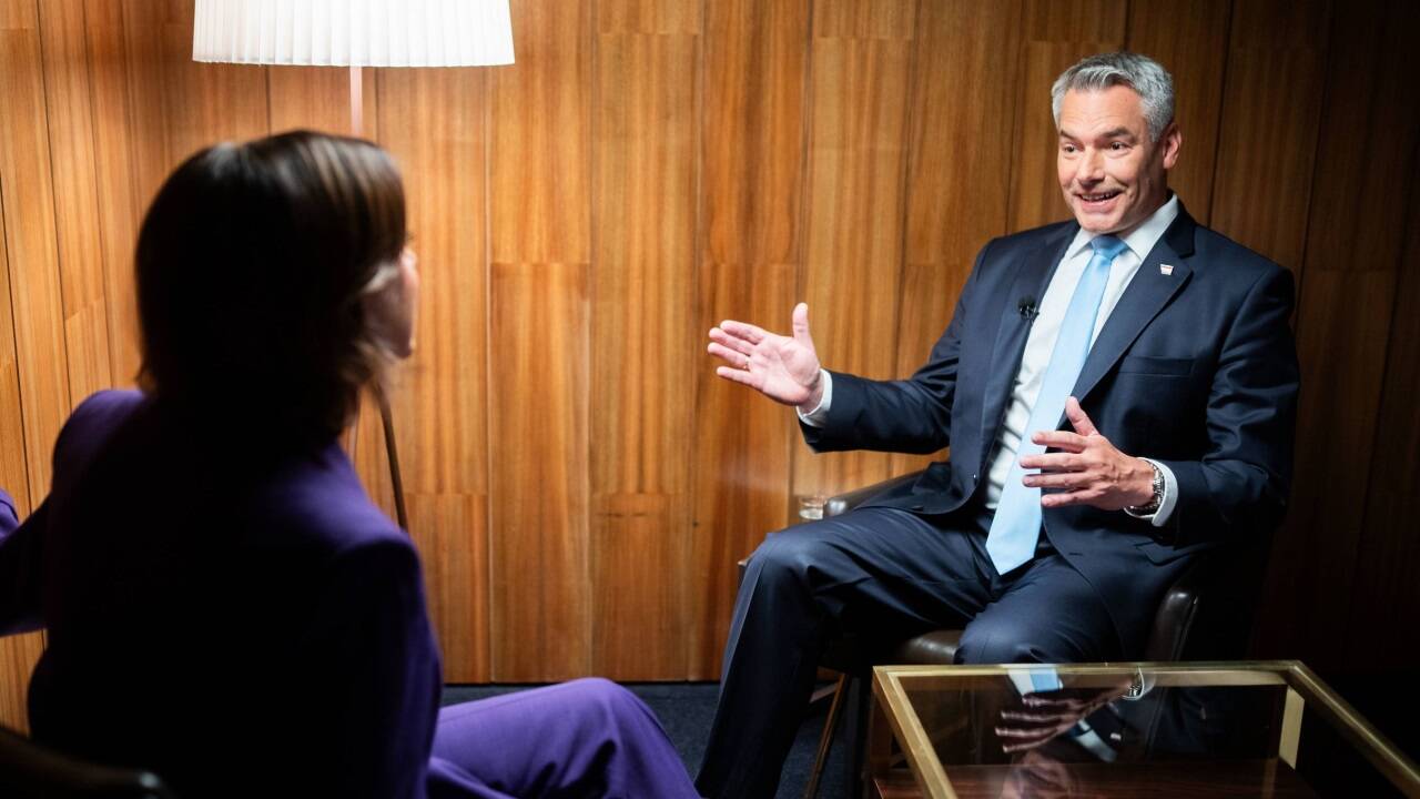 „Wenn ich das Wissen von heute gehabt hätte, hätte ich anders argumentiert.“ Kanzler Karl Nehammer im ORF-„Sommergespräch“ zu seiner einstigen Zusammenarbeit mit Herbert Kickl. 