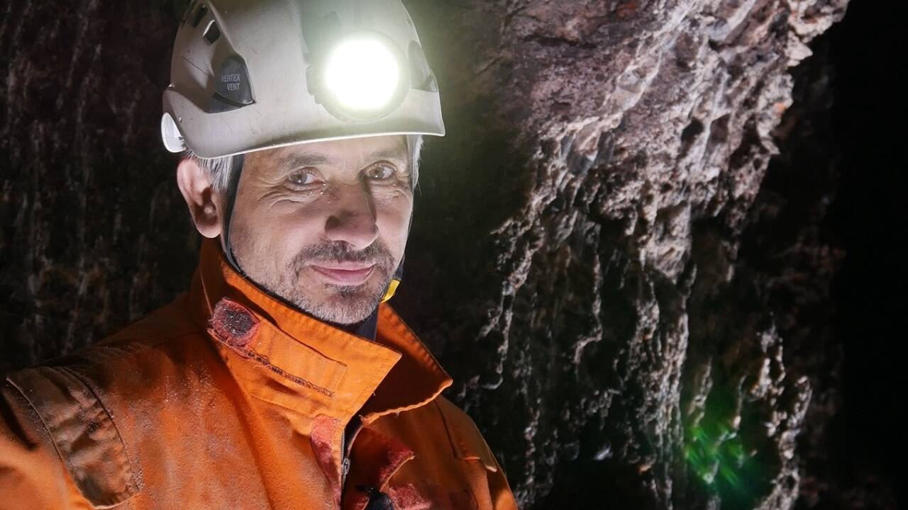 Montanarchäologe Thomas Stöllner bei der Arbeit unter Tage am Dürrnberg. 