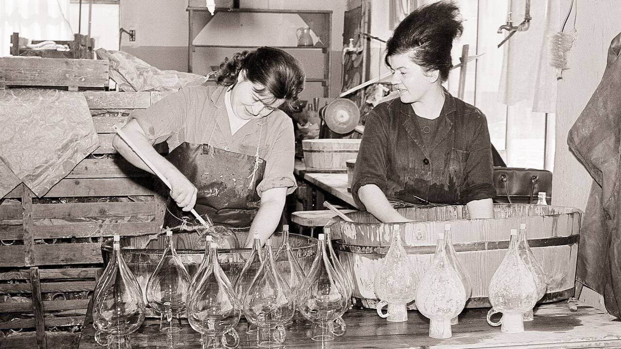 Frauenarbeit 1963, hier im „Salzburger Cristallglas“-Werk, das von sudetendeutschen Flüchtlingen gegründet wurde. Frauenarbeit 1963, hier im „Salzburger Cristallglas“-Werk, das von sudetendeutschen Flüchtlingen gegründet wurde.