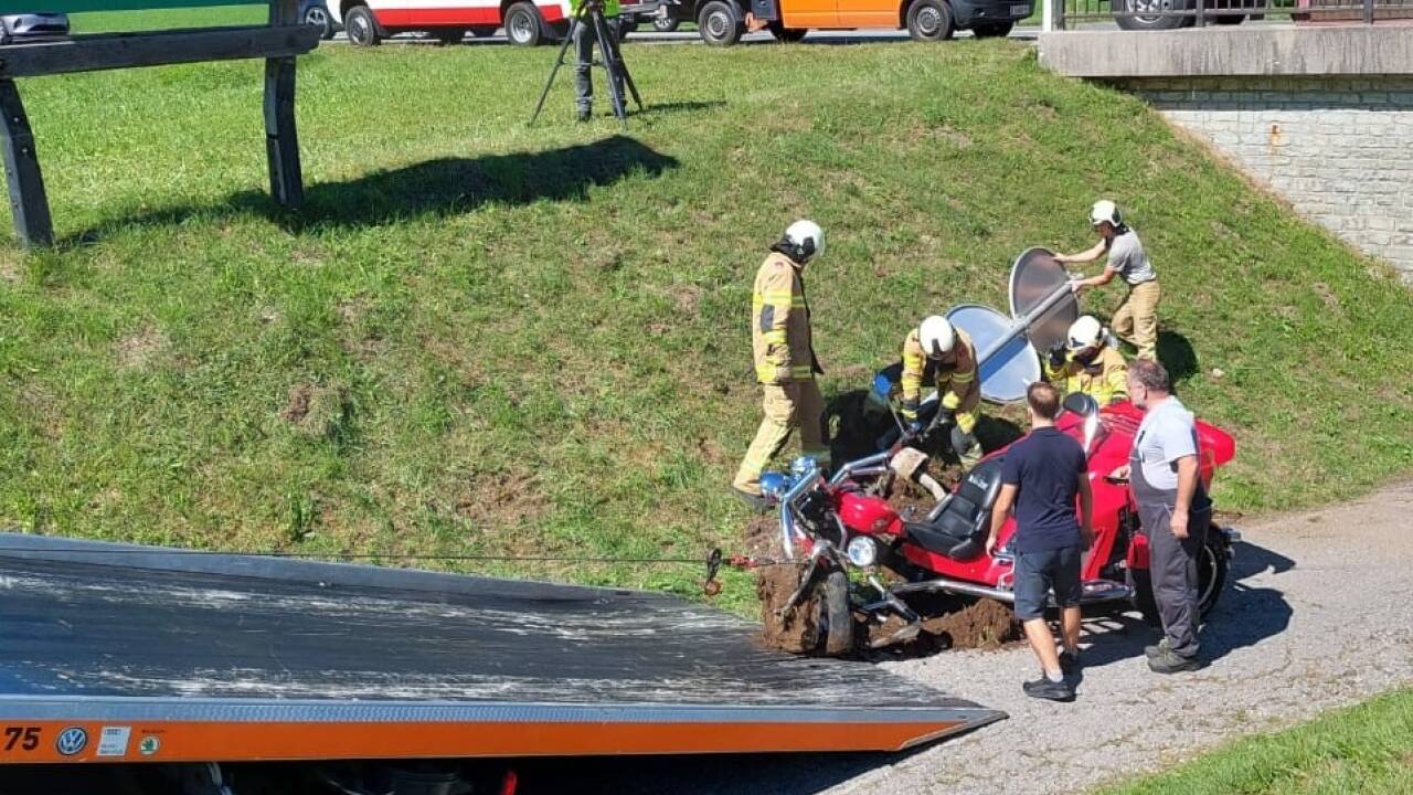 Die Feuerwehr unterstützte bei der Bergung des Trikes.  