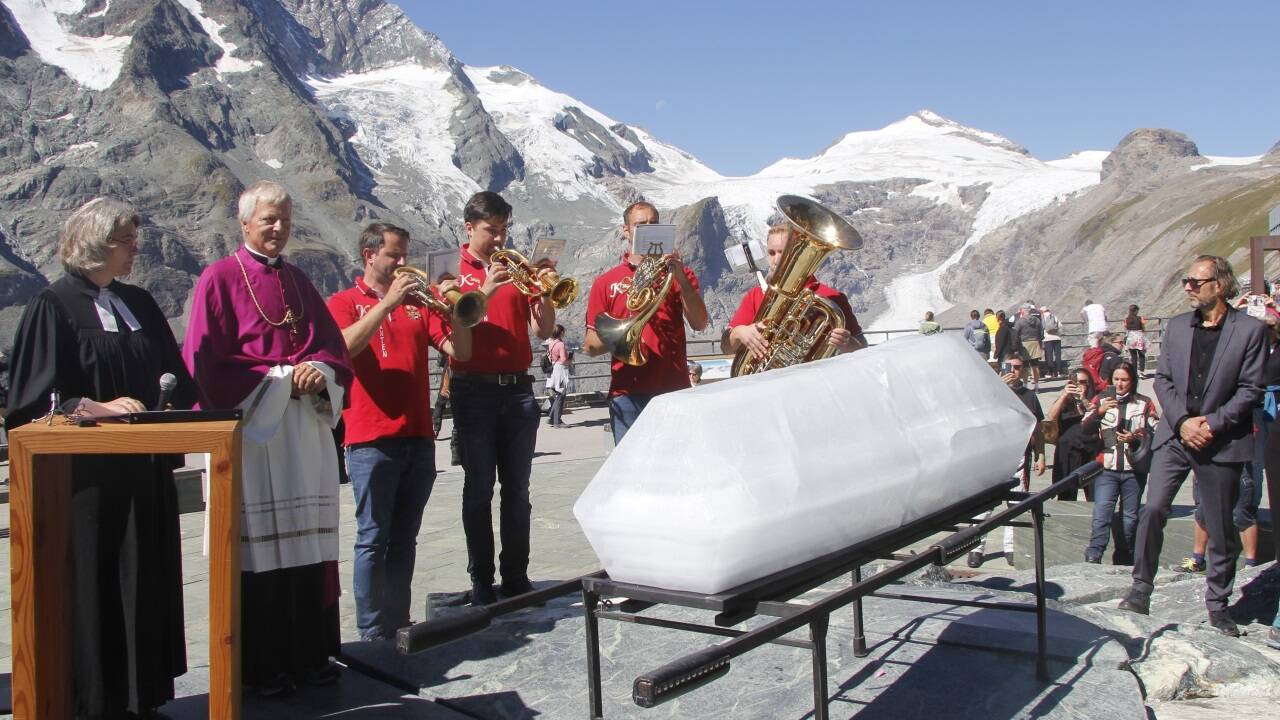 Am Dienstag fand auf der Franz-Josef-Höhe ein symbolisches Requiem statt. Der Bildhauer Max Seibald (r.) schuf dazu einen Sarg aus Eis, Margit Leuthold (l.), evangelische Pfarrerin von Lienz, und der römisch-katholische Kärntner Bischofsvikar Engelbert Guggenberger verliehen der Kundgebung eine ökumenische Note. 