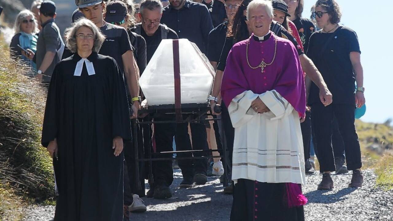 Die evangelische Pfarrerin Margit Leuthold aus Lienz und der Gurker Dompropst Engelbert Guggenberger an der Spitze des Trauerzugs. 