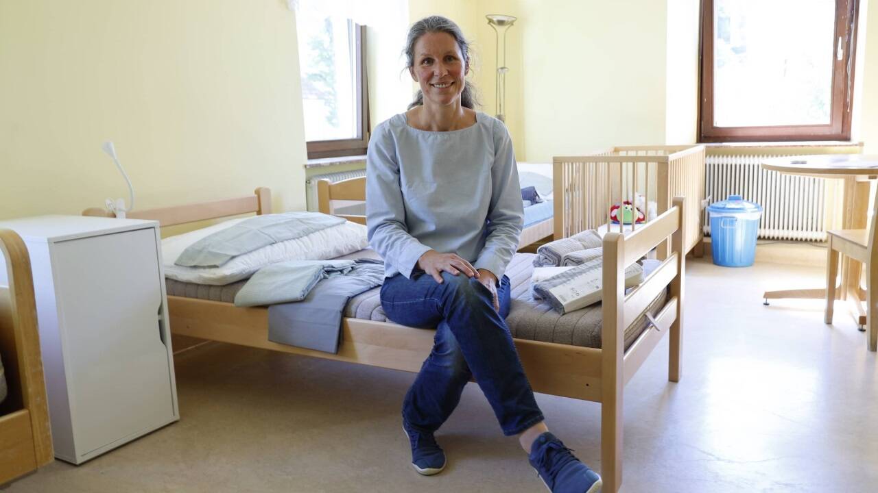  Geschäftsführerin Bettina Schörgenhofer in einem Vierbettzimmer. 