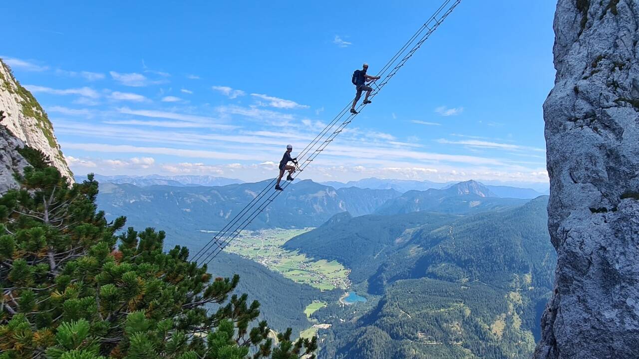 Für ein Foto wie dieses wollen viele Wanderer auf den Donnerkogel. Doch der Klettersteig ist nicht ganz ungefährlich. Der Salzburger Bergsportführerverband bietet für Interessierte geführte Touren an. Für ein Foto wie dieses wollen viele Wanderer auf den Donnerkogel. Doch der Klettersteig ist nicht ganz ungefährlich. Der Salzburger Bergsportführerverband bietet für Interessierte geführte Touren an.