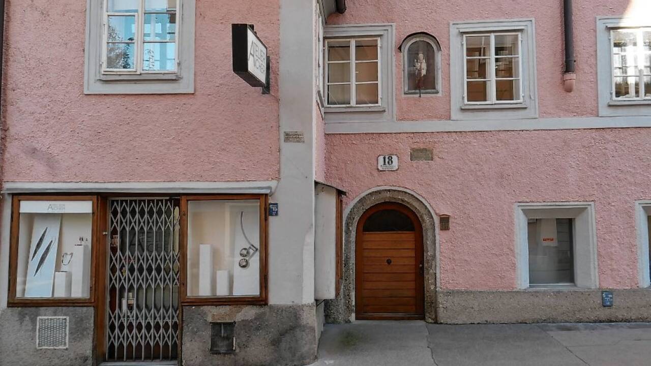 Das Haus Nonntaler Hauptstraße 18 erinnert an Hochwasserkatastrophen vergangener Jahrhunderte in der Stadt Salzburg.  