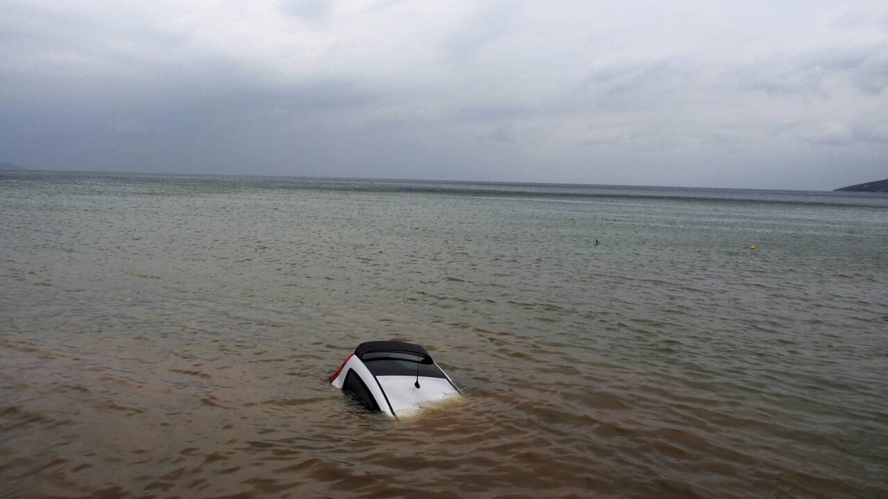 Ein ins Meer geschwemmtes Auto in Milina. Das Bild wurde am 6. September aufgenommen.  