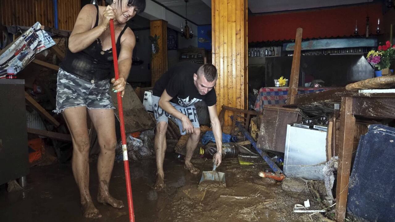Aufräumen in Milina. Das Bild stammt vom 6. September.  